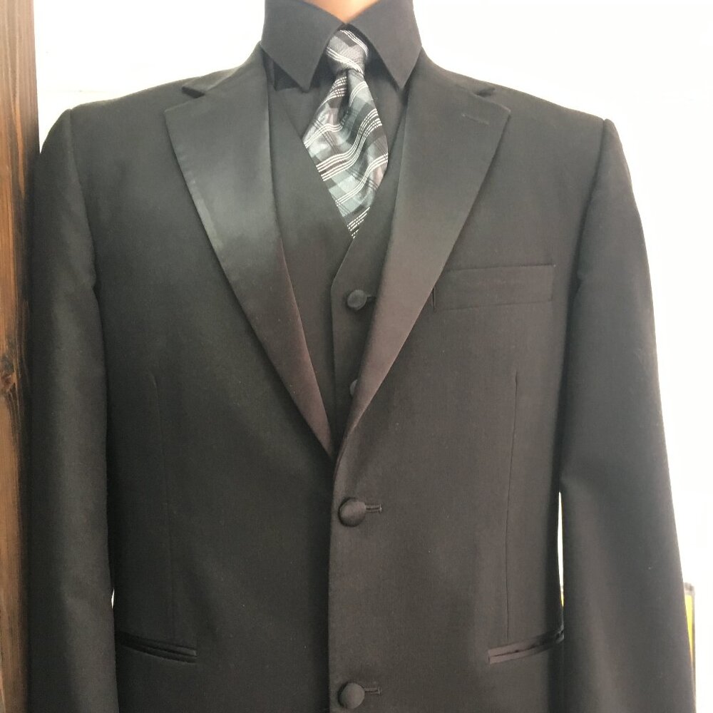 Black Tuxedo Jacket! Sample, EUC, Satin lapel, 2-buttons & pockets Wedding Mason